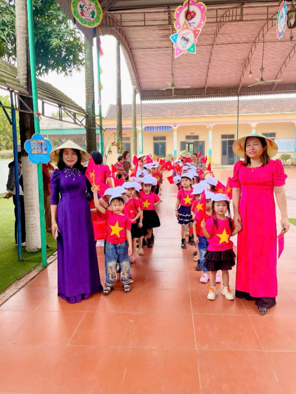 Trường MN Trung Thành tổ chức cho trẻ tham quan trường tiểu học