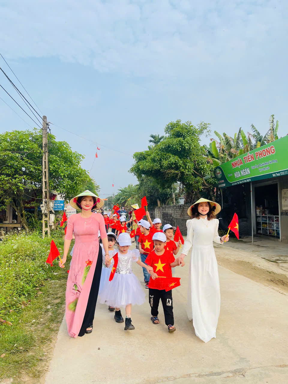 cô trò bắt đầu đi đến trường tiểu học